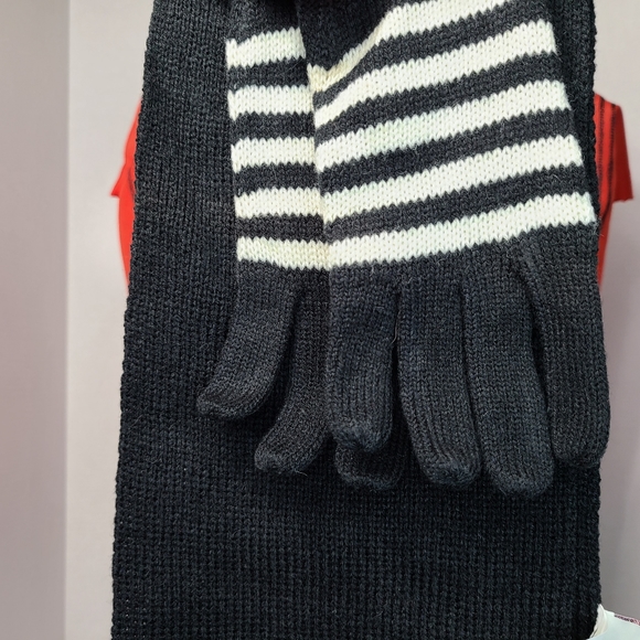 Long Scarf and gloves by So Blk and Wht striped - Picture 2 of 8